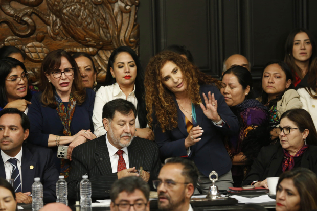 Senadores de oposición tomaron la tribuna en Xicoténcatl, ayer.