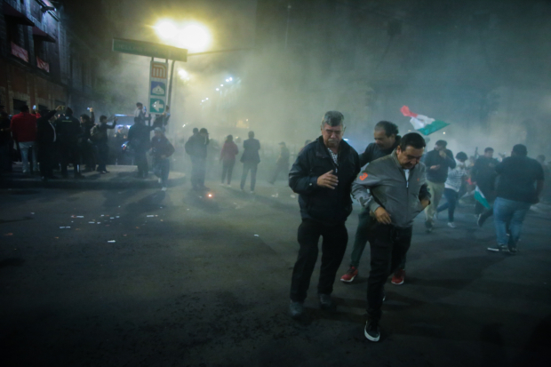 En la sede alterna, policías dispersaron a manifestantes contra la reforma.