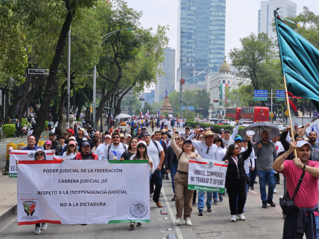 Manifestantes en su paso por Paseo de la Reforma.