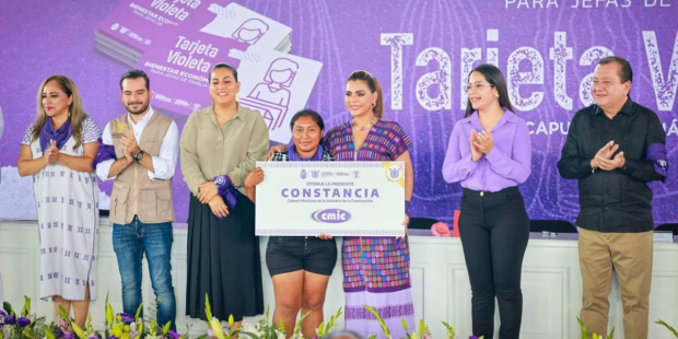 La gobernadora Evelyn Salgado Pineda entregó mil 267 certificados y constancias a igual número de mujeres inscritas en el programa Tarjeta Violeta.