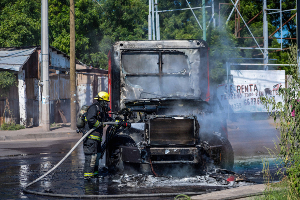 Sicarios bloquearon con un camión repartidor de refrescos, al que previamente le prendieron fuego, el cruce de las avenidas Aztlán y Benjamín Hill, ayer.