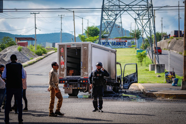 En la zona conocida como Costerita, de Culiacán, quedó una camioneta de reparto sin rótulos, con la cabina destruida.