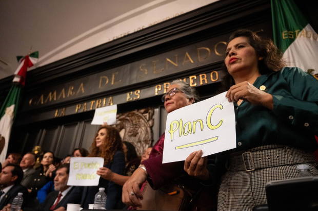 Senadores de Morena, ayer, muestran cartulinas con la leyenda “Plan C” durante la discusión de la reforma judicial en la vieja casona de Xicoténcatl, en el Centro Histórico.