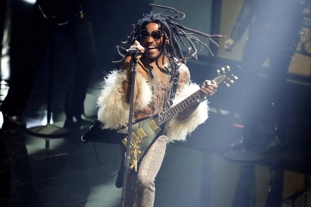 Lenny Kravitz rockeó como nunca y cantó una nueva versión de “Fly Away”.