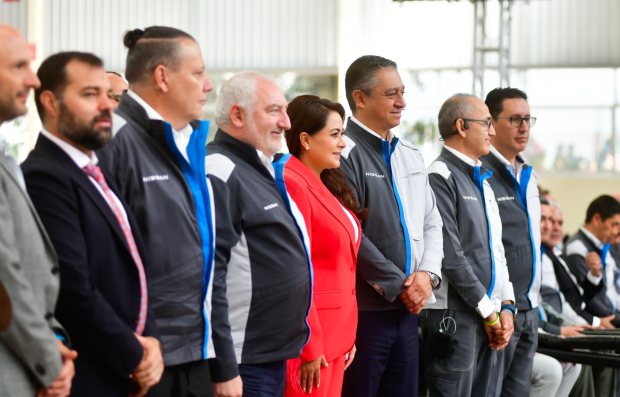 La gobernadora de Aguascalientes  y directivos de Nissan, ayer.