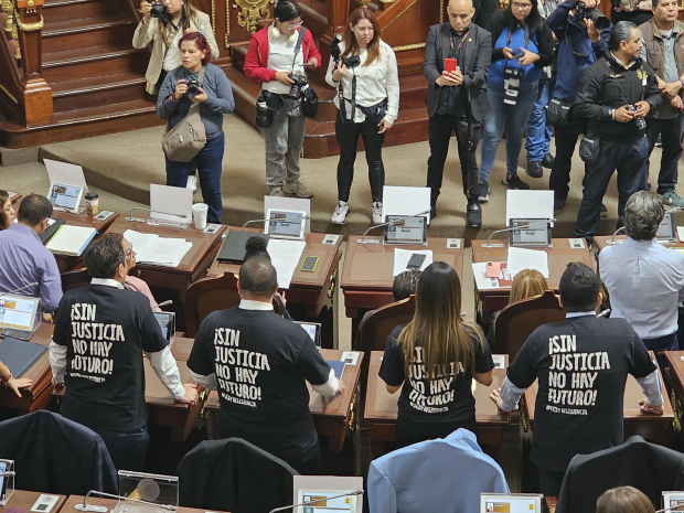 Legisladores oposición en el Congreso de la CDMX vistieron playeras con leyendas en contra de la reforma, ayer.