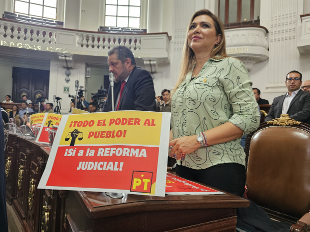 En favor del proyecto judicial, petistas y morenistas expresaron su apoyo con carteles en sus curules.