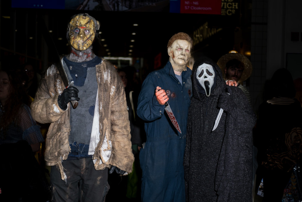 Fanáticos disfrazados de Jason Voorhees, Michael Myers y Scream.