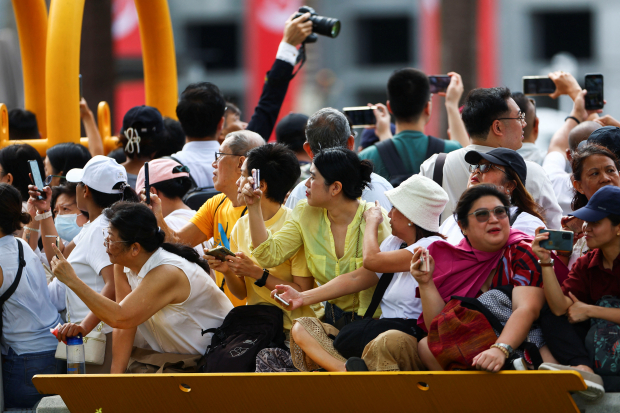 La gente se reúne para ver al Papa Francisco, en Singapur, el 12 de septiembre de 2024