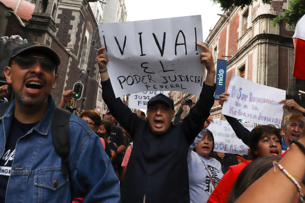 Manifestantes muestran su inconformidad en contra de la reforma judicial.