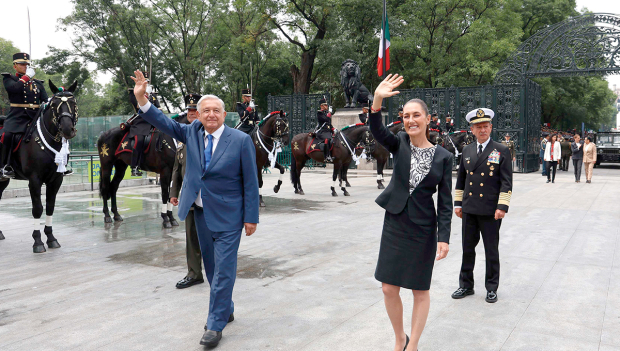 Andrés Manuel López Obrador y Claudia Sheinbaum, ayer en Chapultepec.