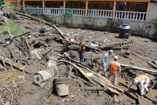 Participan en rescate de personas y limpieza en zona afectada de Jilotzingo.