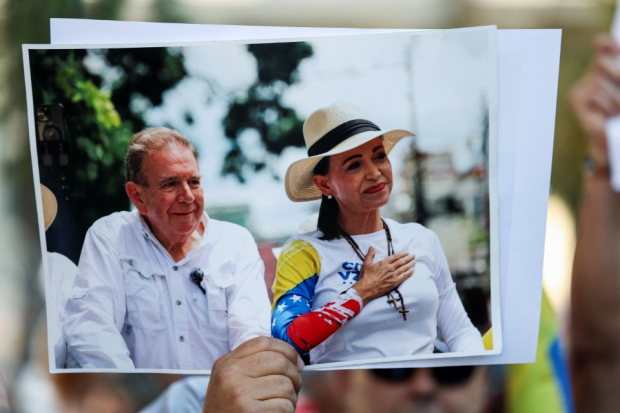 En una pancarta de manifestantes, los líderes opositores venezolanos Edmundo González y María Corina Machado.