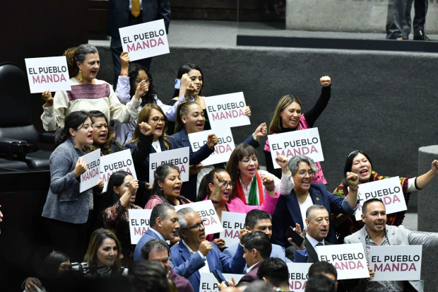 Morena festeja aprobación de reforma judicial.