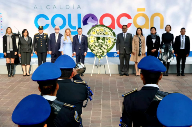 Giovani Gutiérrez Aguilar durante el izamiento de la bandera en el Jardín Hidalgo, conmemorando a los héroes patrios.