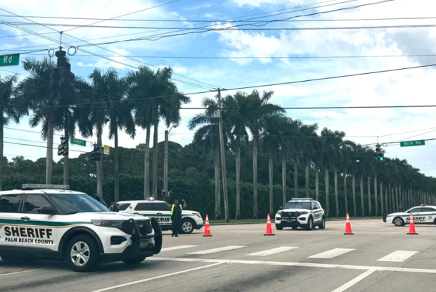 Policía patrulla las inmediaciones del club de golf de Donald Trump Palm Beach.