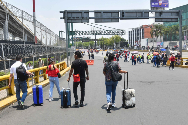 Los usuarios deberán caminar saliendo del aeropuerto para tomar taxi de aplicación.