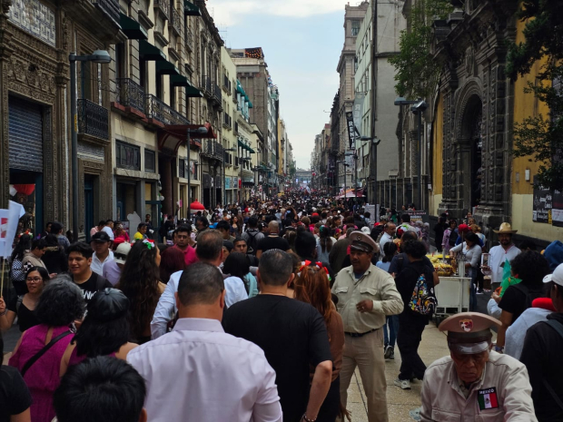 La calle de Madero se inundó de familias