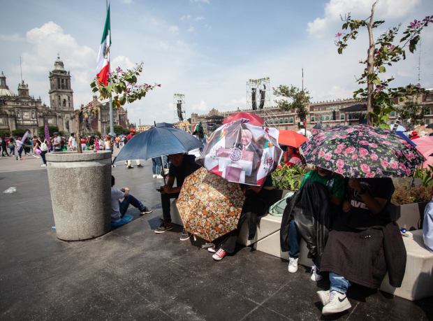 A pesar del calor cientos de personas se dieron cita en el Zócalo desde temprano