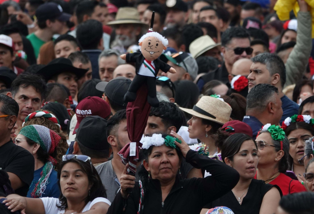 En el Zócalo se podían ver peluches del Presidente