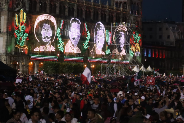 Con la caída de la noche el ambiente festivo se hacía más presente