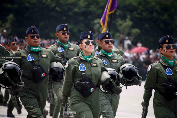 Mujeres de la Fuerza Aérea mexicana al frente de un escuadrón durante el desfile militar que se realizó ayer en el Zócalo capitalino.