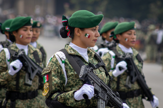 Mujeres protagonizaron al frente de escuadrones del Ejército, Fuerza Aérea y GN, además condujeron vehículos artillados, ayer.