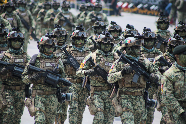 Personal del Ejército mexicano, ayer en el desfile en el Zócalo de la Ciudad de México por el aniversario 214 del inicio de la Independencia de México.