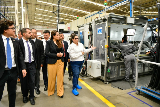 Tere Jiménez entrega reconocimientos a empleados de Minth en su visita a la planta en Aguascalientes.