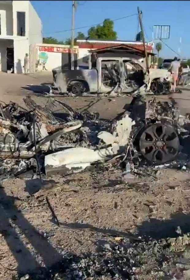 En el atorón, un barrio de Culiacán, aparecieron tres vehículos calcinados y otros cuatro con impactos de bala, ayer.