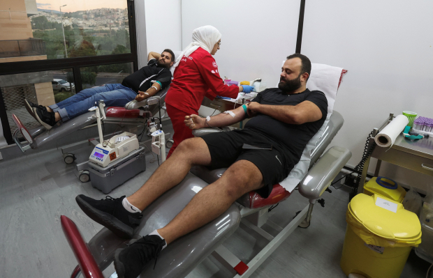 Ciudadanos responden al llamado para donar sangre de manera masiva.