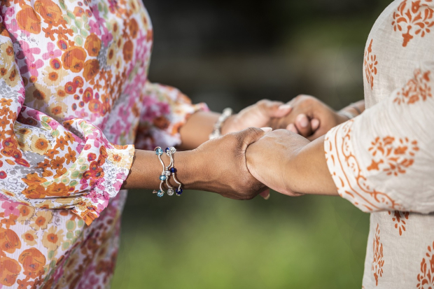 Mujeres de 60 a 64 años de edad son aptas para el apoyo.