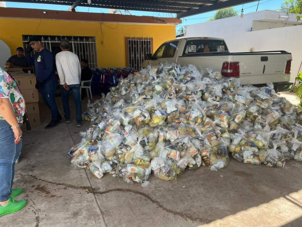 Autoridades estatales armaron despensas ayer, para combatir el desabasto.