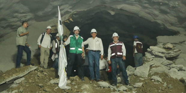 Alejandro Calzada Pratz, director general del Grupo Hycsa, explicó que al unir ambos extremos del túnel, se garantiza que la parte más compleja de la obra ya está superada.