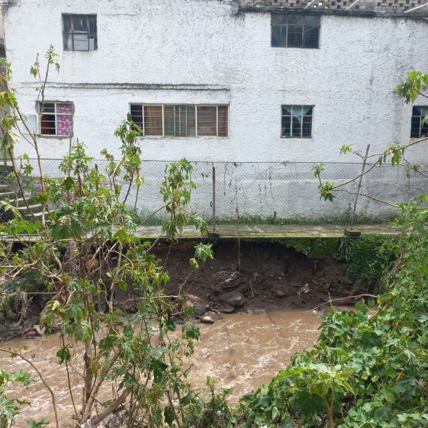 Este camino junto al río, que usan los niños para ir a la escuela en la colonia Raquelito, lució desierto ayer.