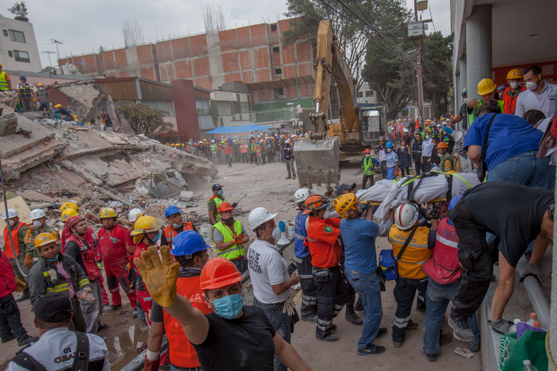 Rescatistas laboran en un derrumbe en un edificio ubicado en Petén y Zapata, alcaldía BJ, en el sismo de 2017.