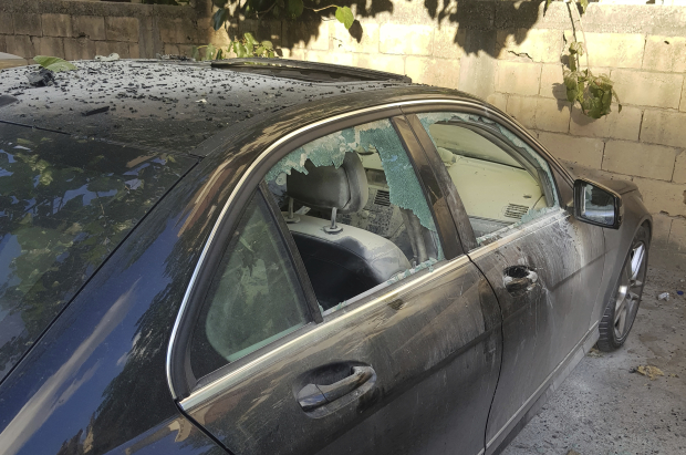 Un vehículo en calles de Beirut, en Líbano, evidencia el impacto de las explosiones al quedar con las ventanas rotas, ayer.