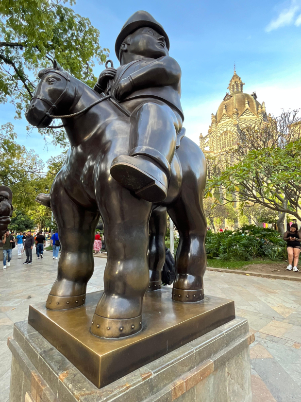 Una de las esculturas de Fernando Botero, en la plaza que lleva el nombre del artista colombiano.