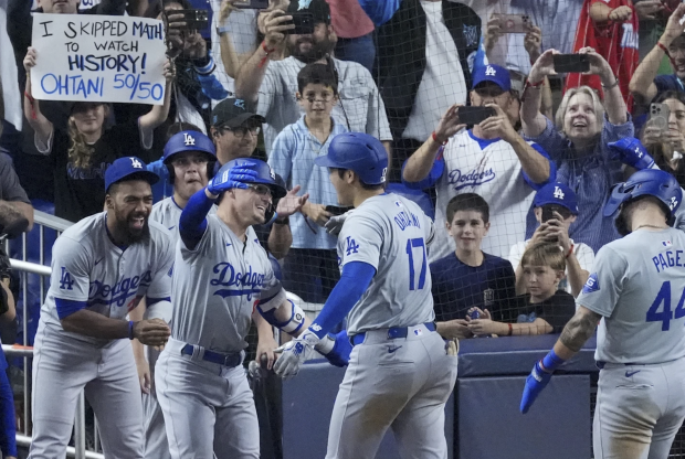 Shohei Ohtani felicitado por sus compañeros de los Dodgers después de que conectó un jonrón contra los Marlins de Miami