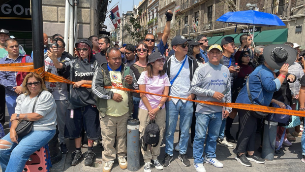 En el Zócalo de la Ciudad de México, personas asistieron a las actividades que realizaron ayer personal de las Fuerzas Armadas.