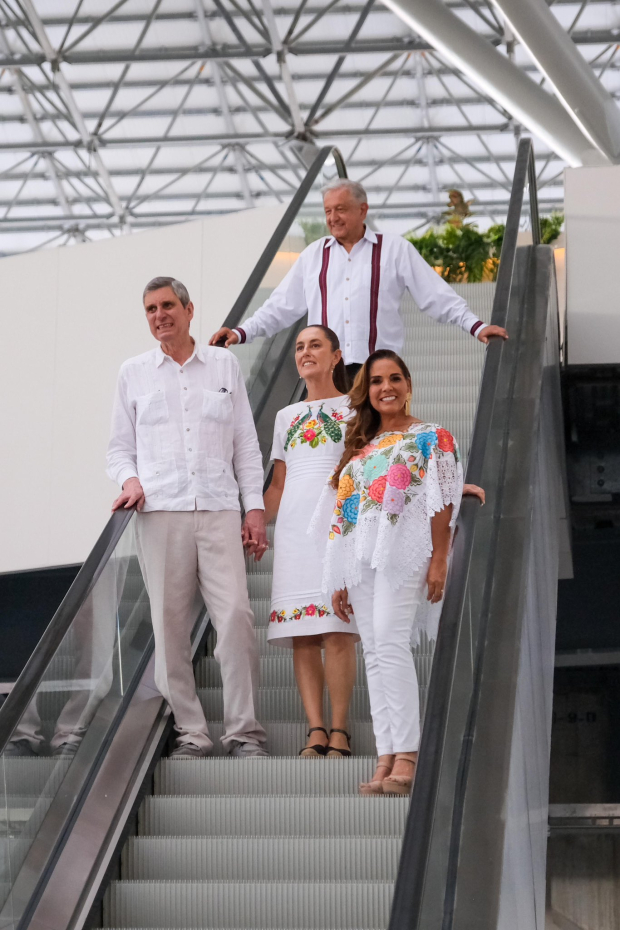 El Presidente Andrés Manuel López Obrador, Claudia Sheinbaum y su esposo, y la gobernadora de QRoo, Mara Lezama.