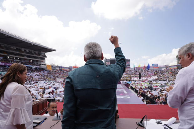 Gobernador de Michoacán celebra avances en educación y autonomía de comunidades indígenas.