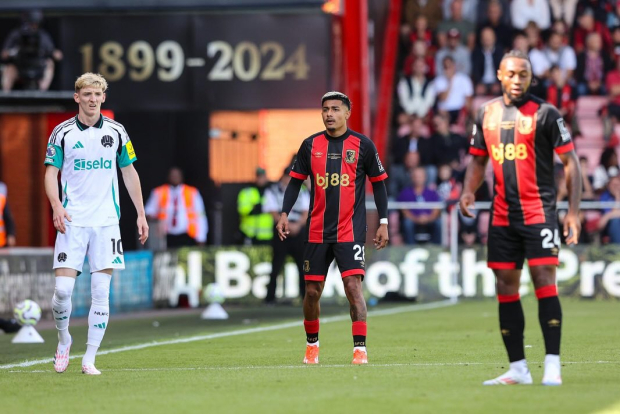 Julián Araujo en un partido del Bournemouth de la Premier League