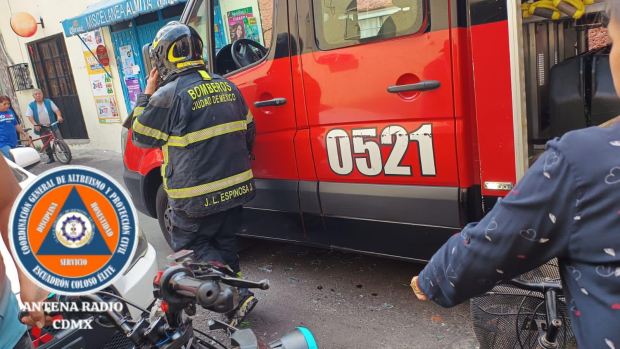 Bomberos acudieron a la zona, tras la fuerte explosión.