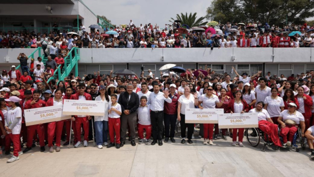 Martí Batres entrega estímulos económicos a deportistas de la CDMX.