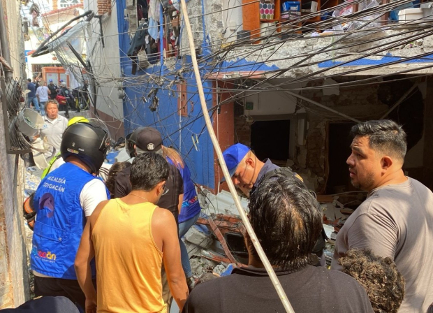 Elementos de emergencia acudieron al sitio para brindar apoyo a los lesionados.