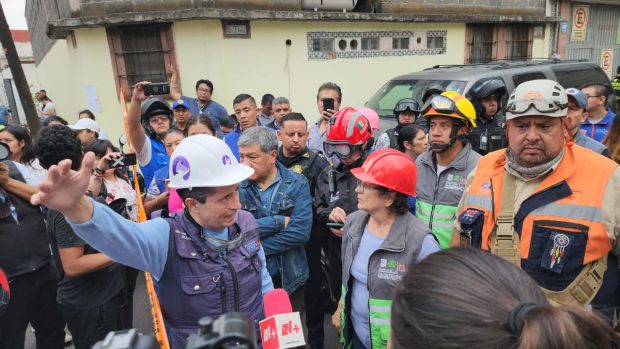 El alcalde Giovani Gutiérrez junto a Miriam Urzúa Venegas.