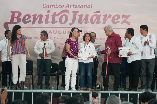 Claudia Sheinbaum inauguró junto a AMLO el camino "Benito Juárez”, en Guelatao, Oaxaca.