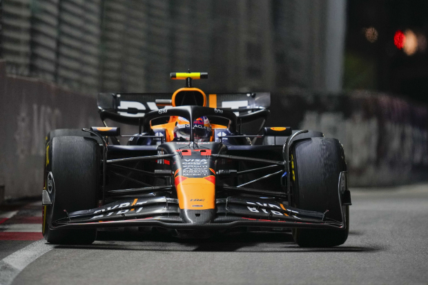 Checo Pérez durante la carrera del Gran Premio de Singapur de F1