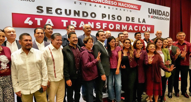 Andrés López Beltrán y Luisa María Alcalde, al centro, arropados por gobernadores de Morena.